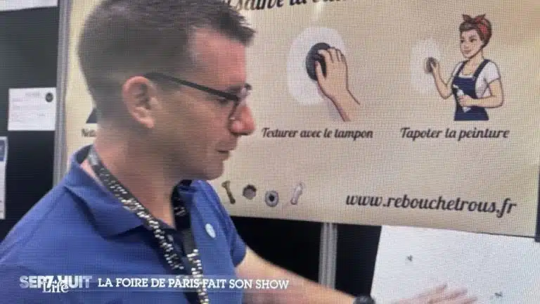 Matthieu Prieur sur le stand Rebouche Trous, reportage Sept à huit Life sur TF1